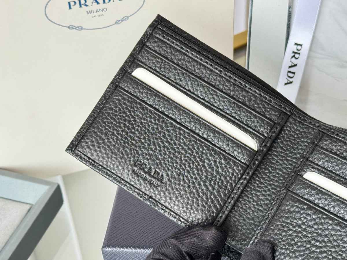 Pra 2M0513 Logo-Stamp Wallet 11cm Black lychee-grained cowhide