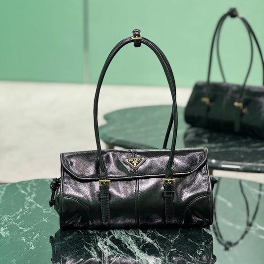 HANDBAG 31 IN BLACK OIL WAX LAMBSKIN