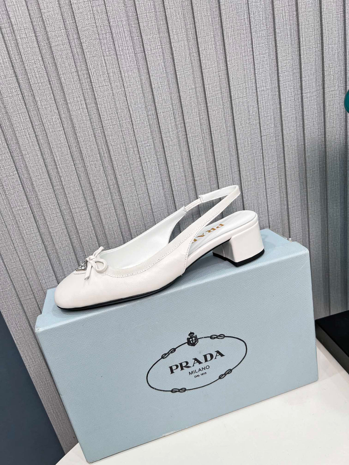 Prada 26s Round Toe Slingback Pumps 40mm In White Calfskin With Bow