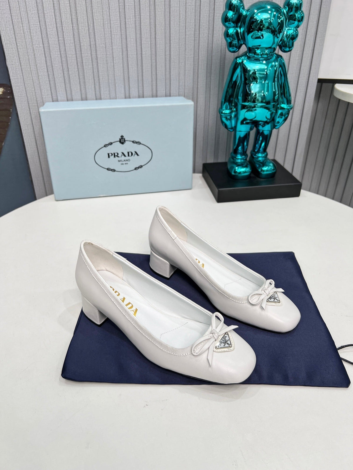 Prada 26s Round Toe Pumps Block Heel 40mm In White Calfskin With Bow